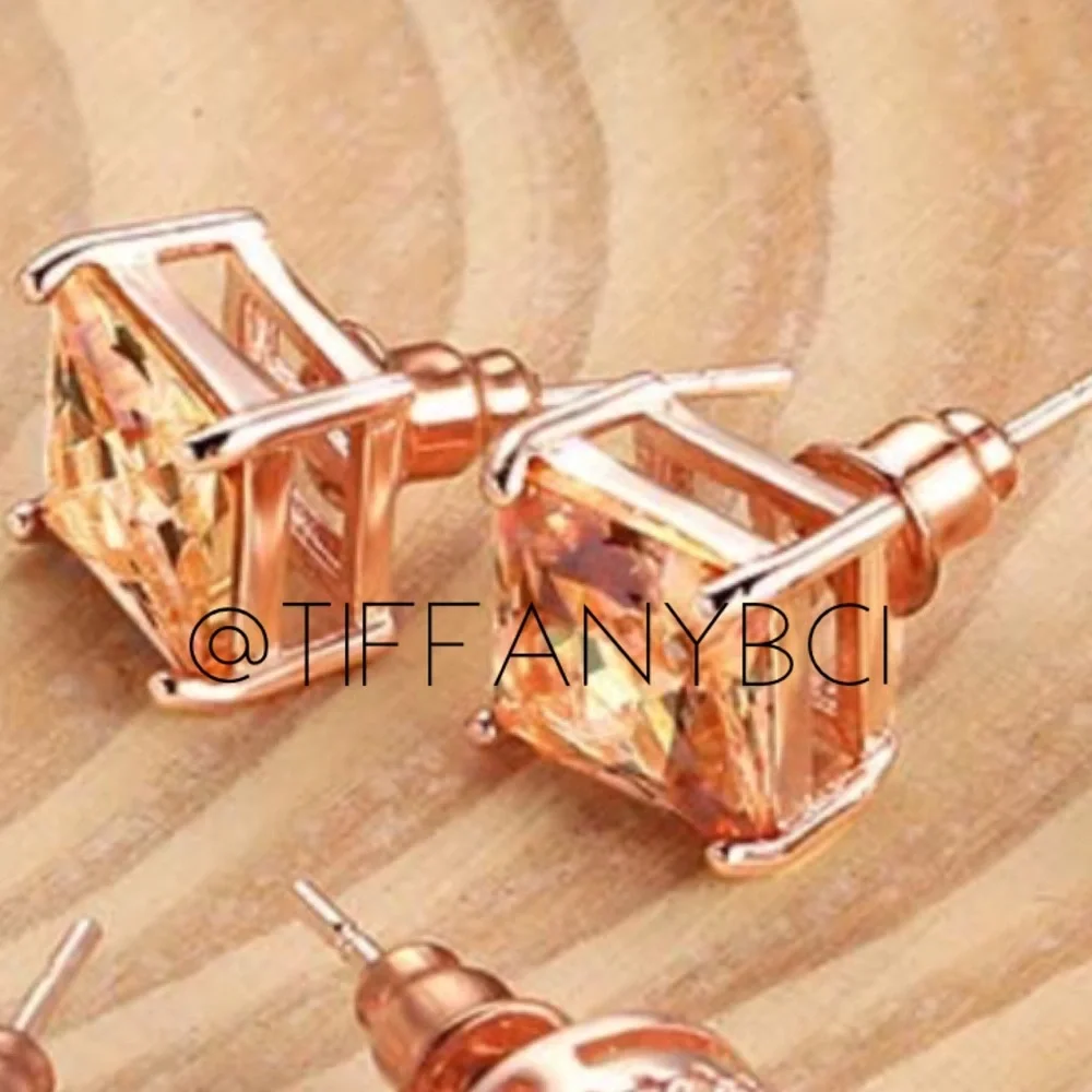 18k Rose Gold Square Stud Earrings - Picture 4 of 8
